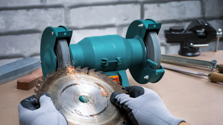 Sharpening saw blades