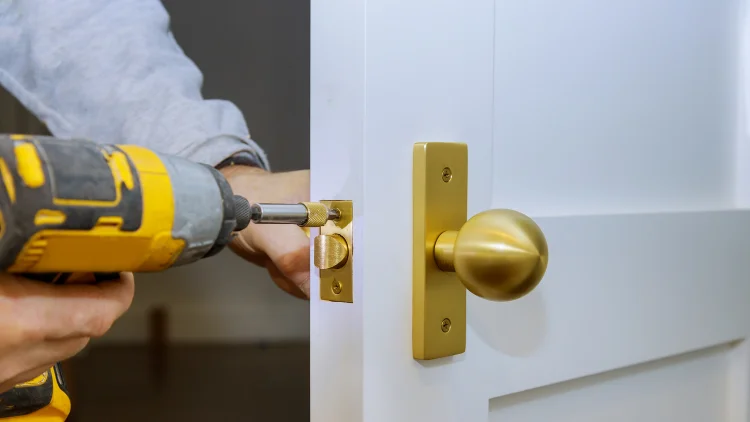 Use an electric screwdriver to tighten the screws