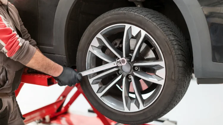Using a torque wrench to tighten and calibrate car wheel lug nuts