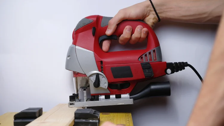 Cutting wood using a jigsaw
